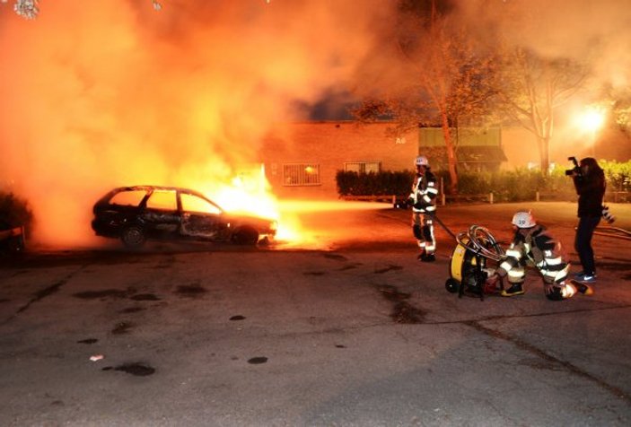 İsveç'te 80 araç yakıldı
