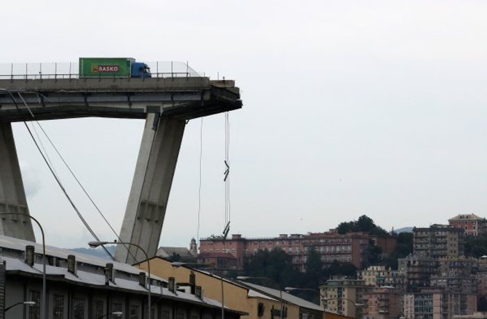İtalya'daki köprünün çökme anı