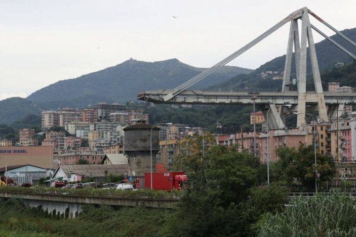 İtalya'daki köprünün çökme anı