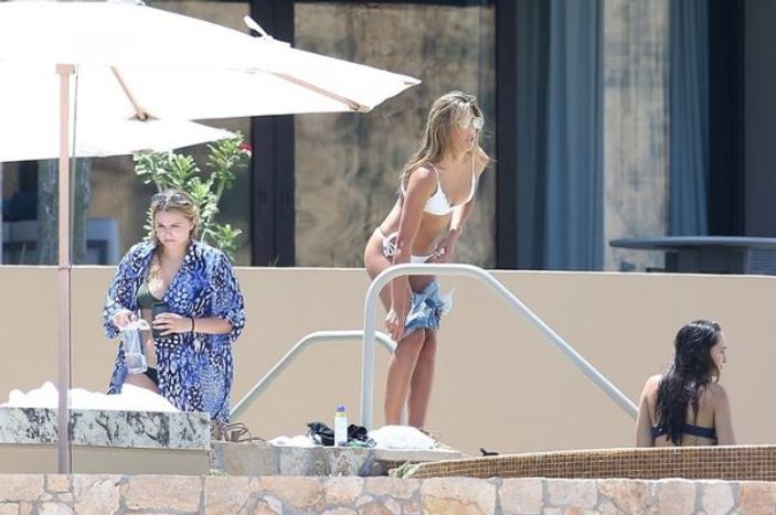 Sylvester Stallone kızlarıyla tatilde