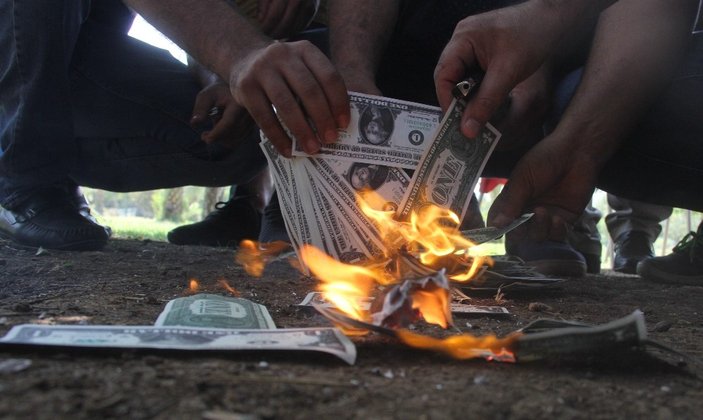 Adanalılar iPhone’u boykot etti, dolar yaktı