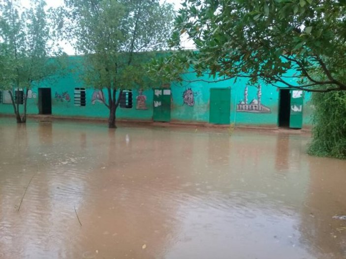 Sudan'da sel hayatı felç etti