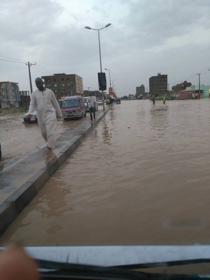 Sudan'da sel hayatı felç etti