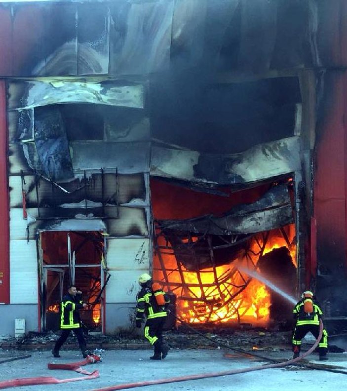 Kayseri'de sünger deposu yangında kül oldu