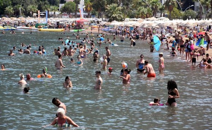 Tatilciler, Marmaris'te plaj ve havuzları doldurdu