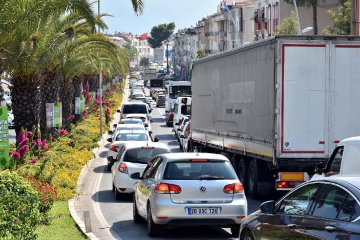 Tatilciler, Marmaris'te plaj ve havuzları doldurdu