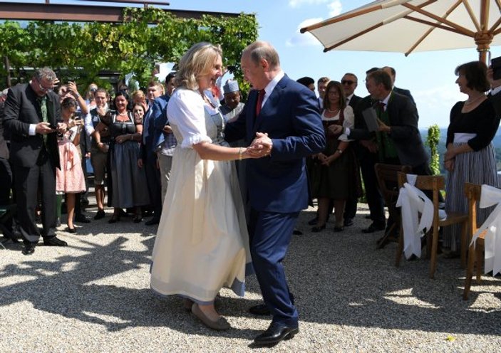 Putin'in Avusturya Dışişleri Bakanı’yla dansı