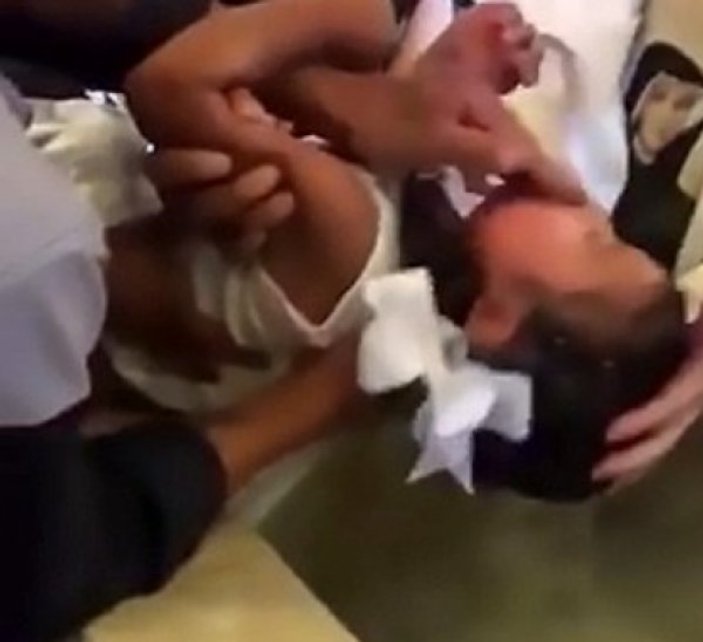 3 yaşındaki çocuk kendisini vaftiz eden papaza küfür etti