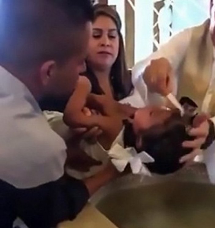 3 yaşındaki çocuk kendisini vaftiz eden papaza küfür etti