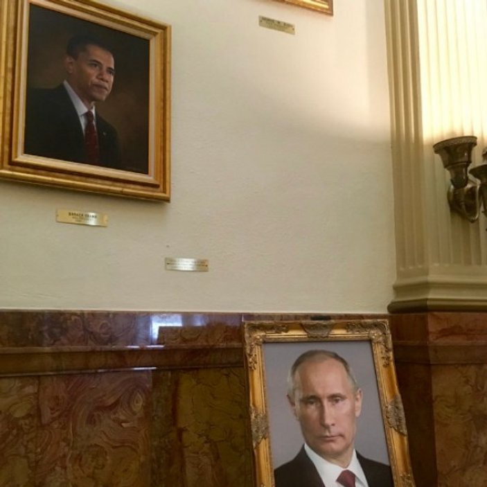 ABD'li bürokrat meclis binasına Putin'in portresini koydu
