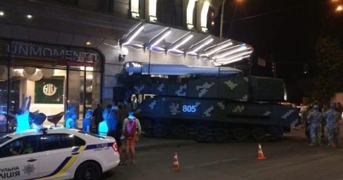 Kiev'de füze taşıyan askeri araç binaya çarptı 