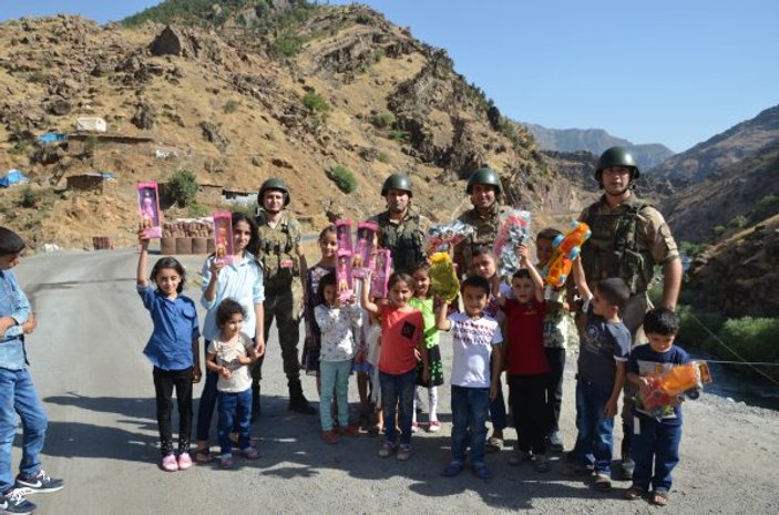 Mehmetçik Irak sınırında çocukları bayramlaştı