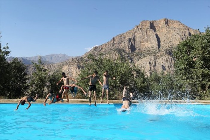 Irak sınırındaki Çukurca'da havuz keyfi
