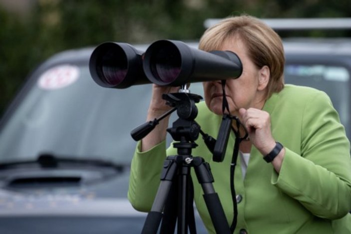 Merkel Rus askeri üssünü inceledi