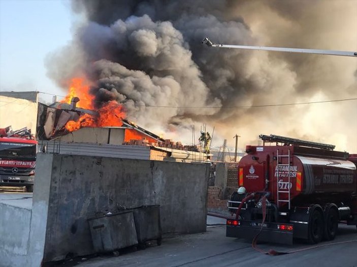 Arnavutköy’de bir fabrikada yangın