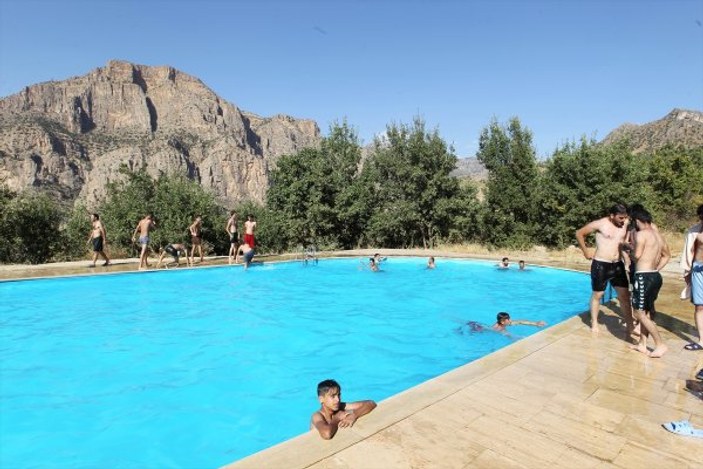Irak sınırındaki Çukurca'da havuz keyfi