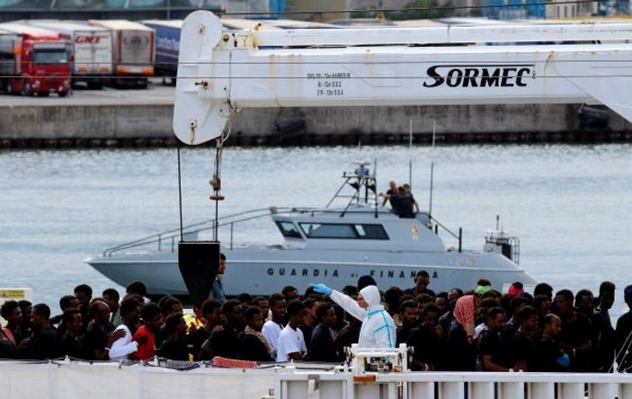 İtalya kıyılarında gemide bekleyen mülteciler çaresiz