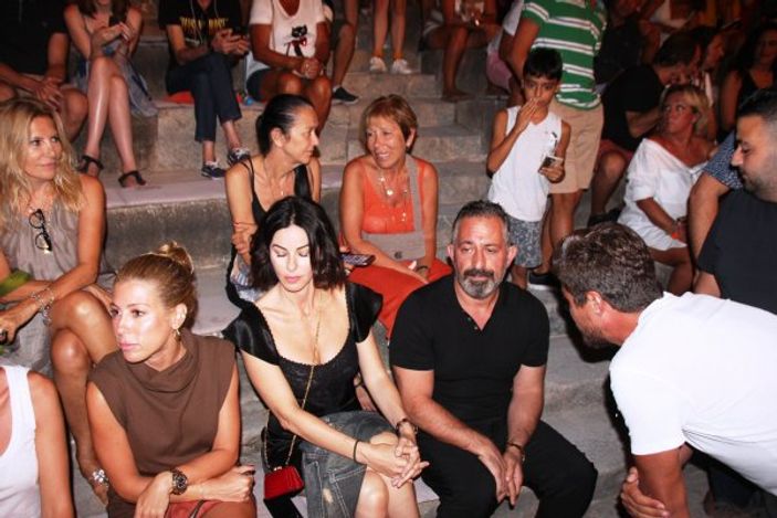 Konsere giden Cem Yılmaz'ın etrafını korumalar sardı