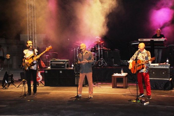 Konsere giden Cem Yılmaz'ın etrafını korumalar sardı