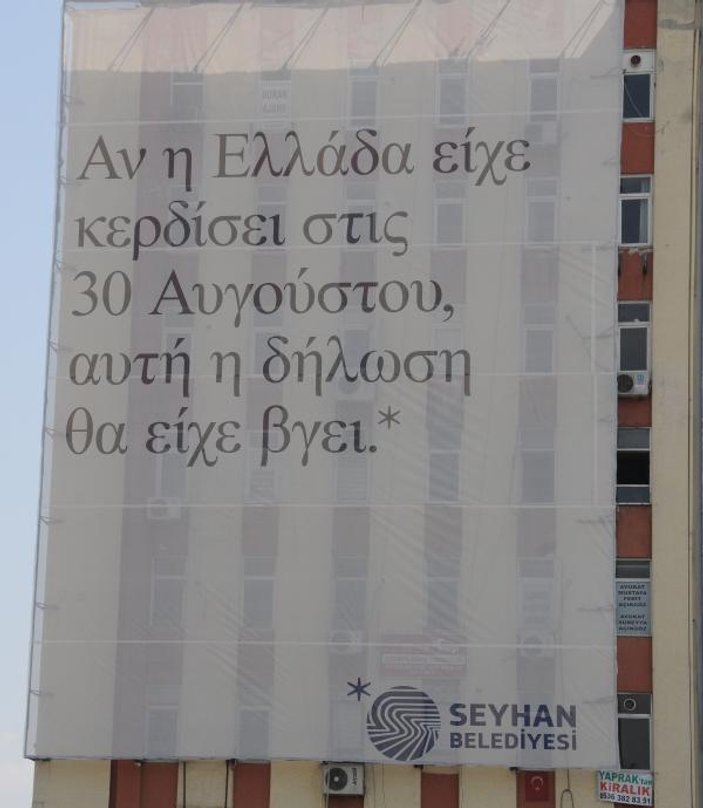 Adana'da 4 farklı dilde hazırlanan 30 Ağustos afişleri