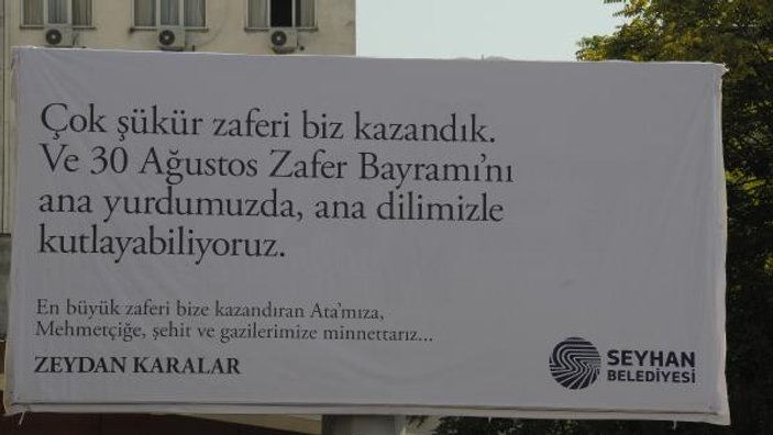 Adana'da 4 farklı dilde hazırlanan 30 Ağustos afişleri