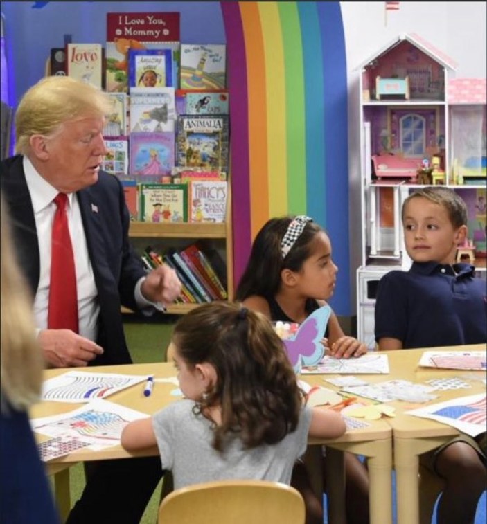 Trump Amerika bayrağının renklerini karıştırdı