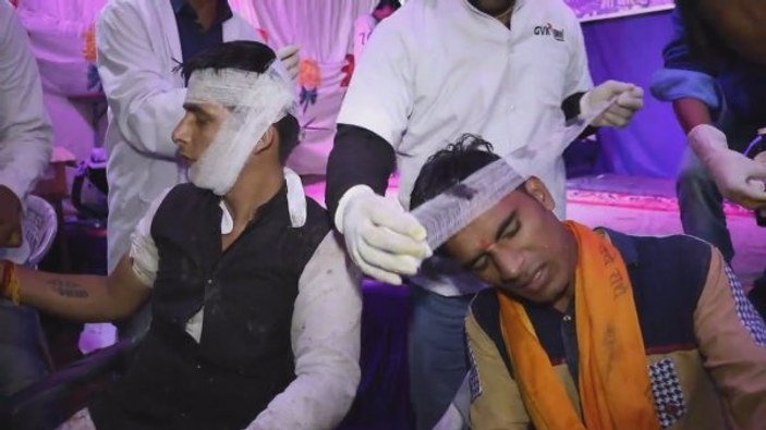Hindistan'da taş atma festivali: 150 kişi yaralandı