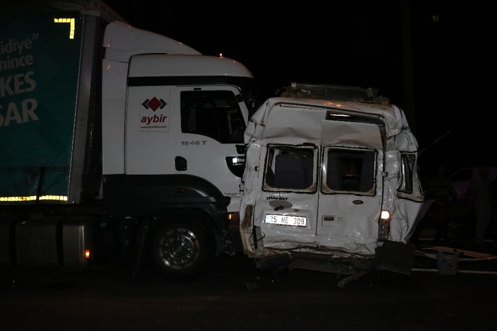 TEM'de tır minibüse çarptı: 13 yaralı