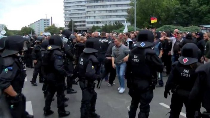 Almanya'da Naziler sokak eylemleri başlattı