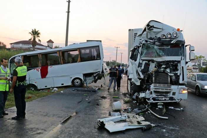 Rus turistleri taşıyan midibüse tır çarptı