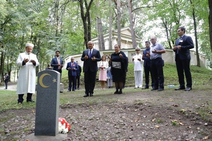 Dışişleri Bakanı Çavuşoğlu Litvanya'da Türk şehitliğinde