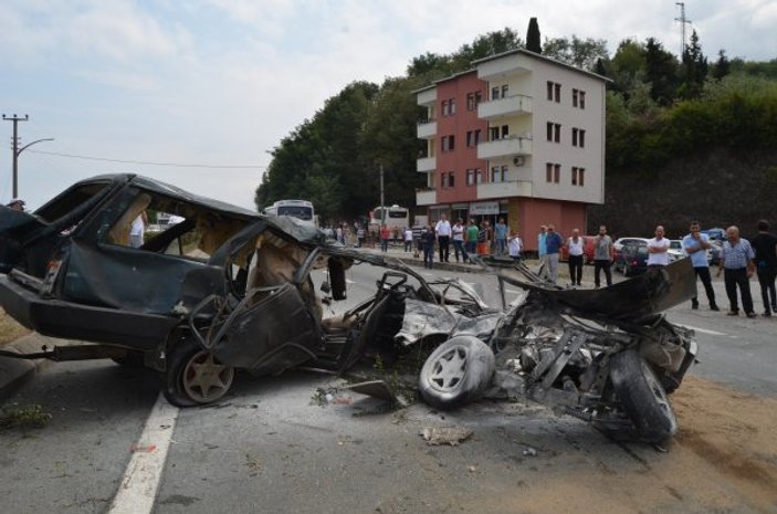 Kazada otomobil ikiye bölündü: 1 ölü, 12 yaralı