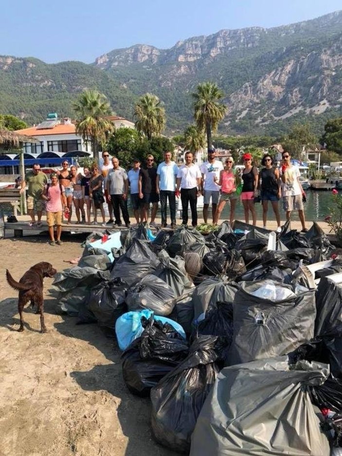 Muğla'da tatilcilerin çöpleri toplanmaya devam ediyor