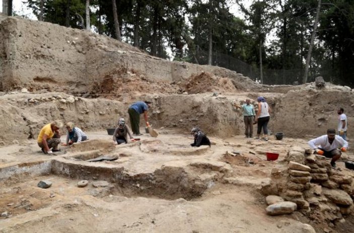 Domuztepe'de 8 bin yıllık tıraş bıçağı ve kirmen bulundu