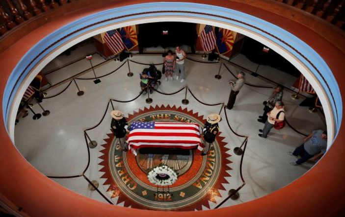 r Amerikalı Senatör McCain için cenaze töreni