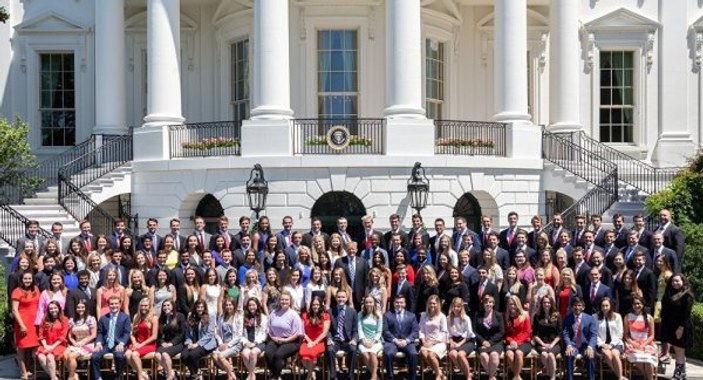 Beyaz Saray'ın tartışma yaratan stajyer fotoğrafı