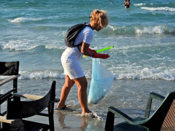 İzmirliler Ilıca Plajı'nı temizledi