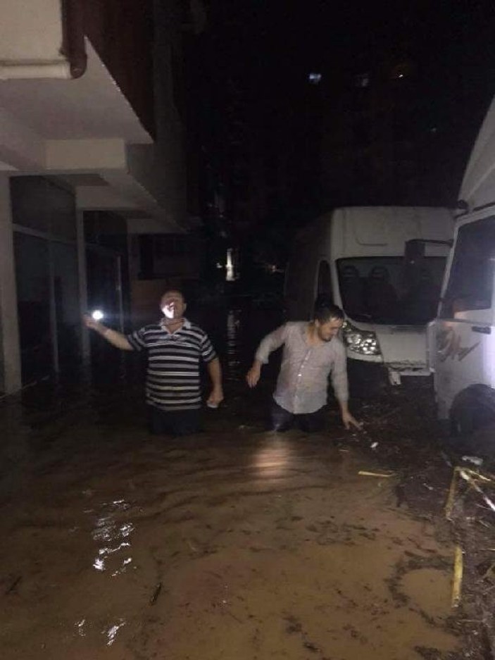 Sel ve heyelan Trabzon'da yolları kapattı