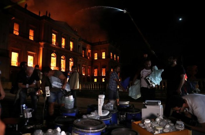 Brezilya'nın tarihi müzesinde yangın
