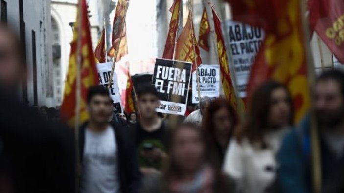 Arjantin'de ekonomik kriz: 10 bakanlık kapatılacak