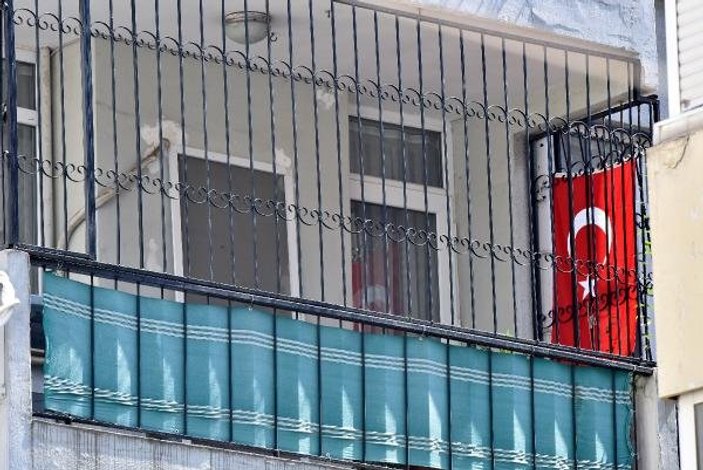 ABD’li rahip Brunson’ın evine Türk bayrağı asıldı