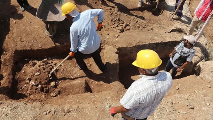 Zerzevan Kalesi'nde bin 700 yıllık kaya mezarlığı bulundu