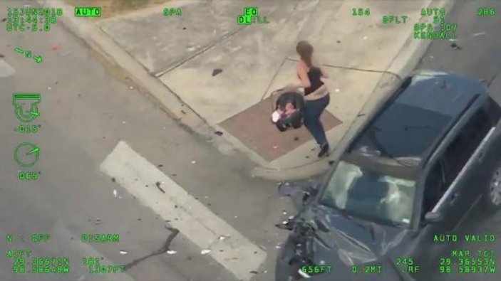 Polisten kaçan kadın, bebeğiyle trafiği birbirine kattı