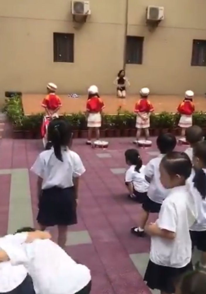Çin'de anaokulu açılışını direk dansıyla yaptılar