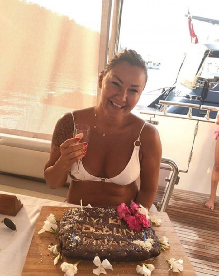 Pınar Altuğ 44. yaş pastasını üfledi