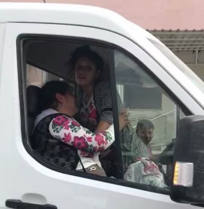 Mersin'de bir kadın hastane önünde araçta doğum yaptı