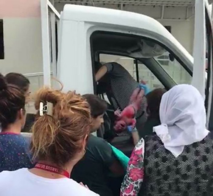 Mersin'de bir kadın hastane önünde araçta doğum yaptı