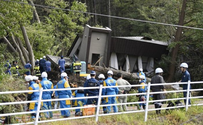 Japonya'yı tayfundan sonra deprem vurdu