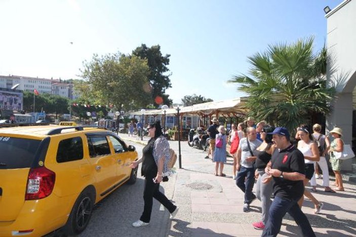 Yunan turistler alışveriş için Ayvalık’a akın ediyor