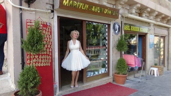 Mardinli Marilyn Manroe eşek sütü sağdı